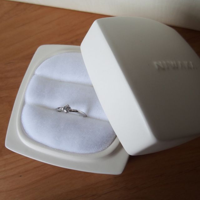 【俄(にわか)の口コミ】 表のプラチナの一部が斜めにカットされており、そこにダイヤが埋まってい…