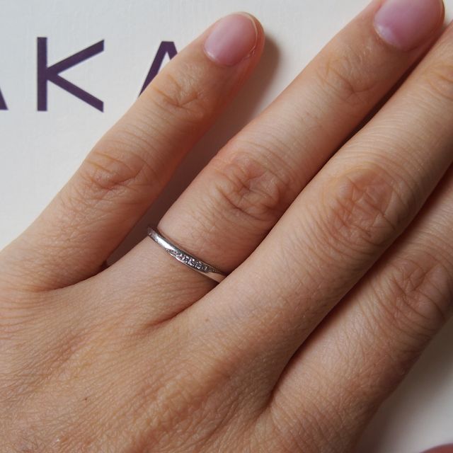 【俄(にわか)の口コミ】 表のプラチナの一部が斜めにカットされており、そこにダイヤが埋まってい…