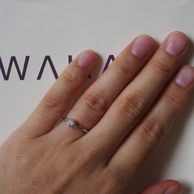 【俄(にわか)の口コミ】 中央のダイヤの両サイドのプラチナが、斜めにカットされています。そこに…