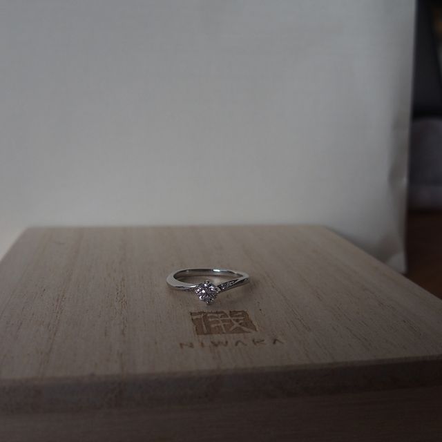 【俄(にわか)の口コミ】 中央のダイヤの両サイドのプラチナが、斜めにカットされています。そこに…