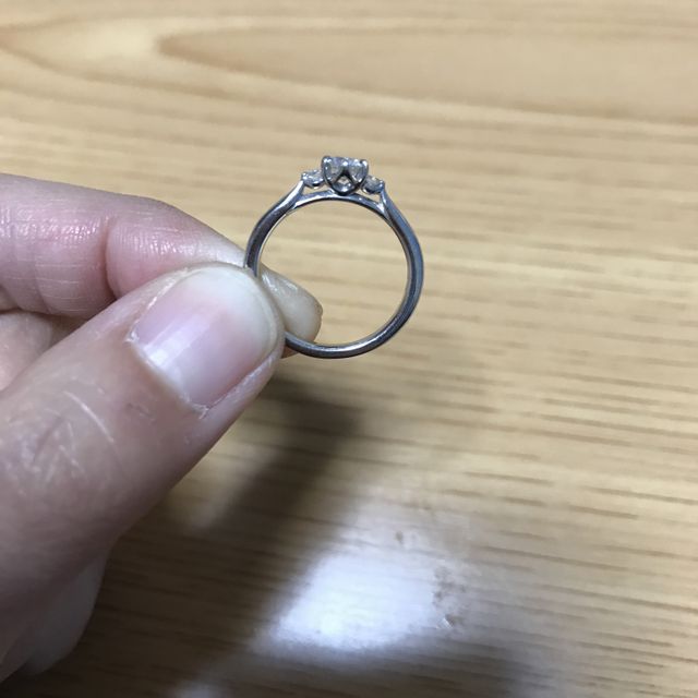 【俄(にわか)の口コミ】 真ん中とサイドにダイヤがあり、カラット数が小さくても大きく見える点が…