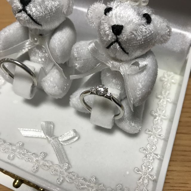 【俄(にわか)の口コミ】 真ん中とサイドにダイヤがあり、カラット数が小さくても大きく見える点が…