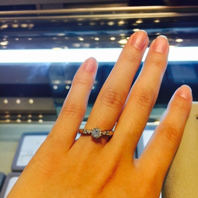 【WATANABE / 卸商社直営　渡辺の口コミ】 きゅっとしたデザインで可愛いです！
カラット数が大きいのが希望で、置い…