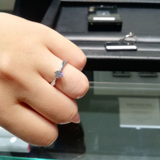 【ラザール ダイヤモンド(LAZARE DIAMOND)の口コミ】 横からダイヤが見えるところ。
リング自体はストレートなのに、サイドのメ…