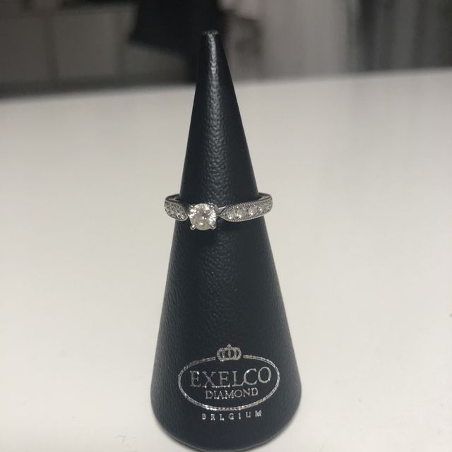 【エクセルコダイヤモンド(EXELCO DIAMOND)の口コミ】 センターダイヤの両側のメレダイヤと、ミル打ちデザインが魅力的でした。
…