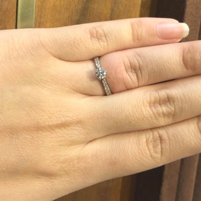 【ENUOVE(イノーヴェ)の口コミ】 中央のダイヤモンドが大きく存在感があります。また、サイドの装飾の部分…