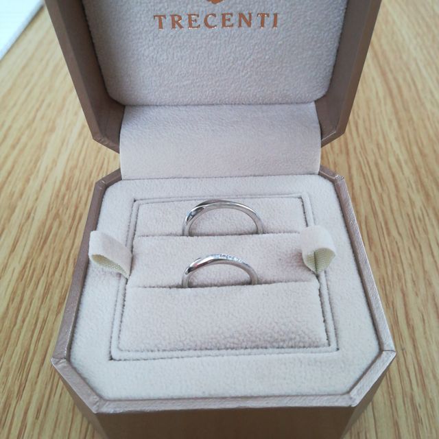 【TRECENTI(トレセンテ)の口コミ】 一目惚れしました。いくつか試着しましたが、婚約指輪と重ねてつけても馴…