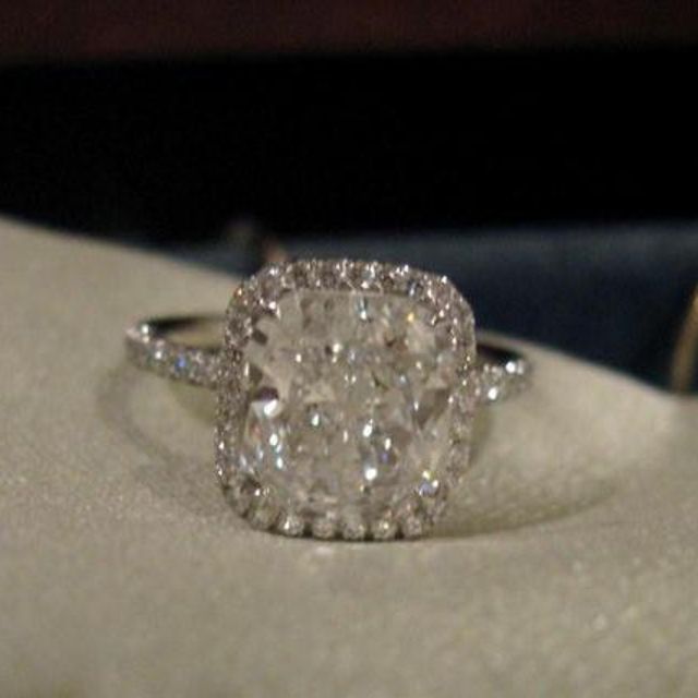 【ハリー・ウィンストン(Harry Winston)の口コミ】 私はこだわりがあるので、夫と一緒にお店に見に行って購入しました。私は…