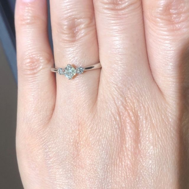 【ROYAL ASSCHER(ロイヤル・アッシャー)の口コミ】 中央のダイヤモンドが四角にカットされており、輝き方が通常のダイヤとは…