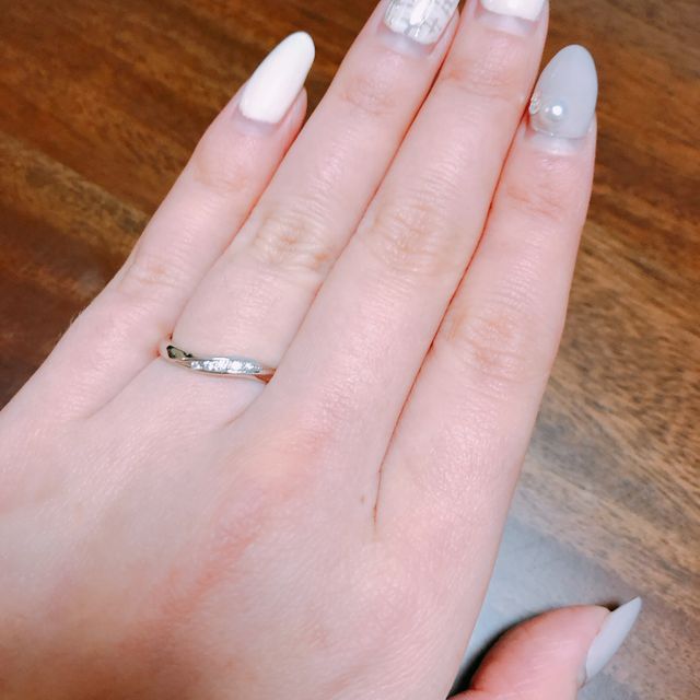 【銀座ダイヤモンドシライシの口コミ】 細身でダイヤモンドの光り方が綺麗だったのでこちらの商品を選びました！
…