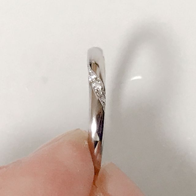 【アイプリモ(I-PRIMO)の口コミ】 婚約指輪とフィットする形のものを探していました。第一条件として、2人の…