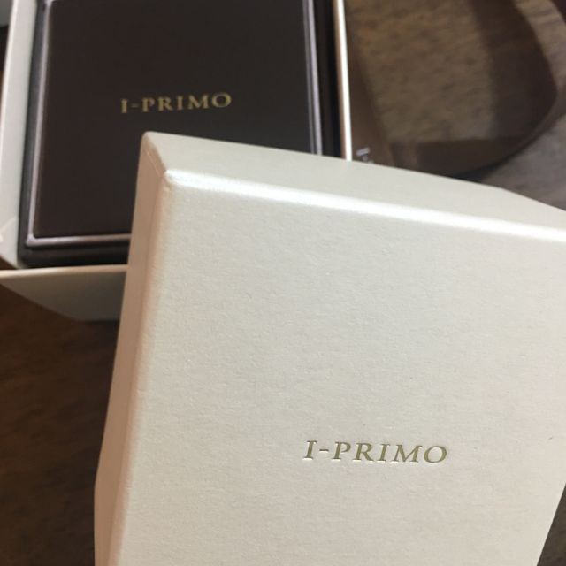 【アイプリモ(I-PRIMO)の口コミ】 男なのでシンプルな指輪にしたかったのでこの指輪にしました。
色もゴール…