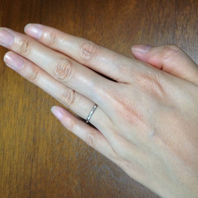 【俄(にわか)の口コミ】 ダイヤモンドが３個入っているのですが、ゴージャスすぎず可愛らしい雰囲…