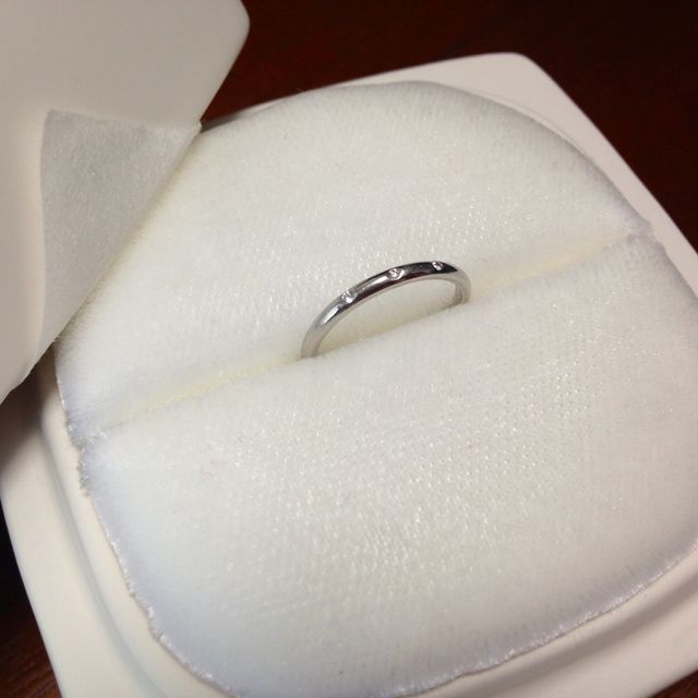 【俄(にわか)の口コミ】 ダイヤモンドが３個入っているのですが、ゴージャスすぎず可愛らしい雰囲…