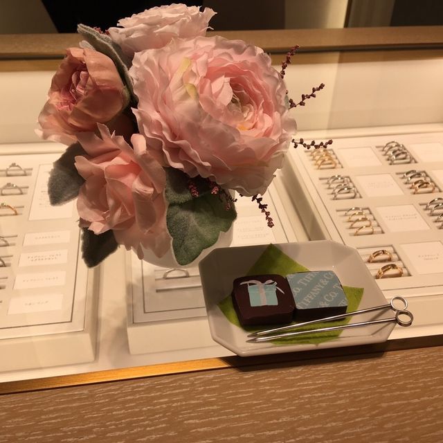 【ティファニー(Tiffany & Co.)の口コミ】 シンプルな婚約指輪を探していました。ティファニーセッティングは、シン…
