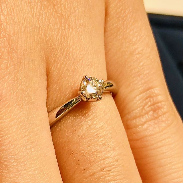 【4℃ BRIDAL(ヨンドシーブライダル)の口コミ】 ストレートでシンプルな形のリングにダイヤモンドが1つ入っている、落ち着…