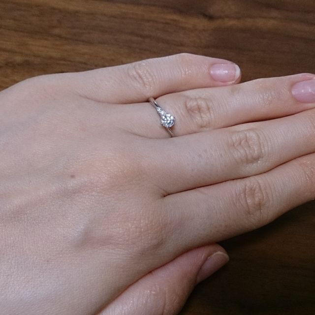 【ラザール ダイヤモンド(LAZARE DIAMOND)の口コミ】 ダイヤモンドが大きいものとサイドに小さいものが3つほど付いています。か…