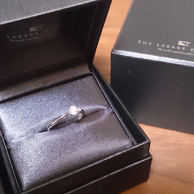 【ラザール ダイヤモンド(LAZARE DIAMOND)の口コミ】 ダイヤモンドが大きいものとサイドに小さいものが3つほど付いています。か…