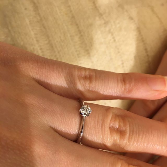 【アイプリモ(I-PRIMO)の口コミ】 シンプルで洗練されている点。多方面からダイヤに光がよく差し込む構造に…