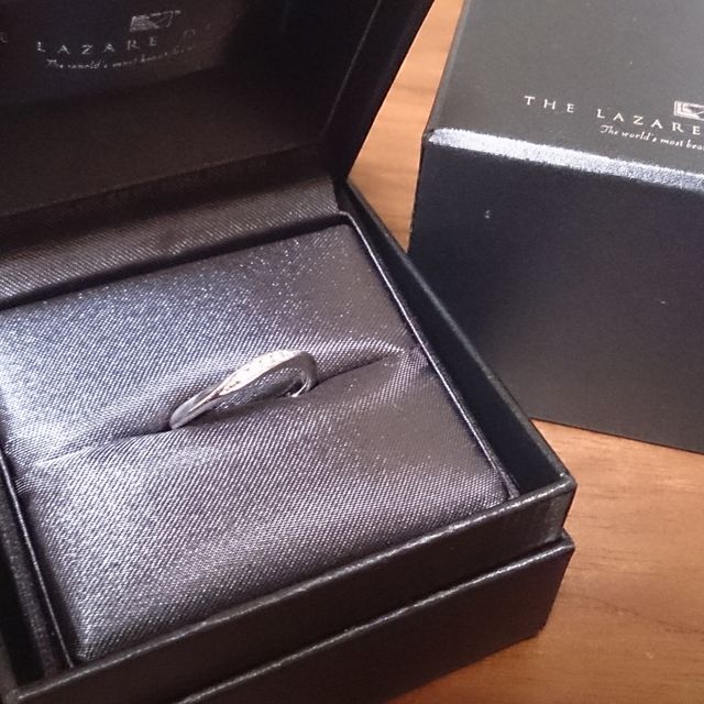 【ラザール ダイヤモンド(LAZARE DIAMOND)の口コミ】 婚約指輪とセットで付けることを考えており、同じ斜めのデザインを希望し…