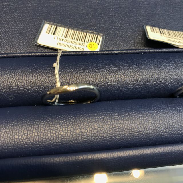 【銀座ダイヤモンドシライシの口コミ】 まずはデザインの良さ。ウェーブの指輪を探していましたが、きつくもなく…
