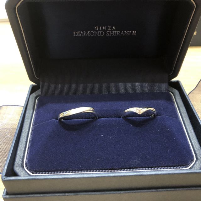 【銀座ダイヤモンドシライシの口コミ】 結婚指輪を探しに回っている中で、一番デザインが気に入ったのが、ダイヤ…