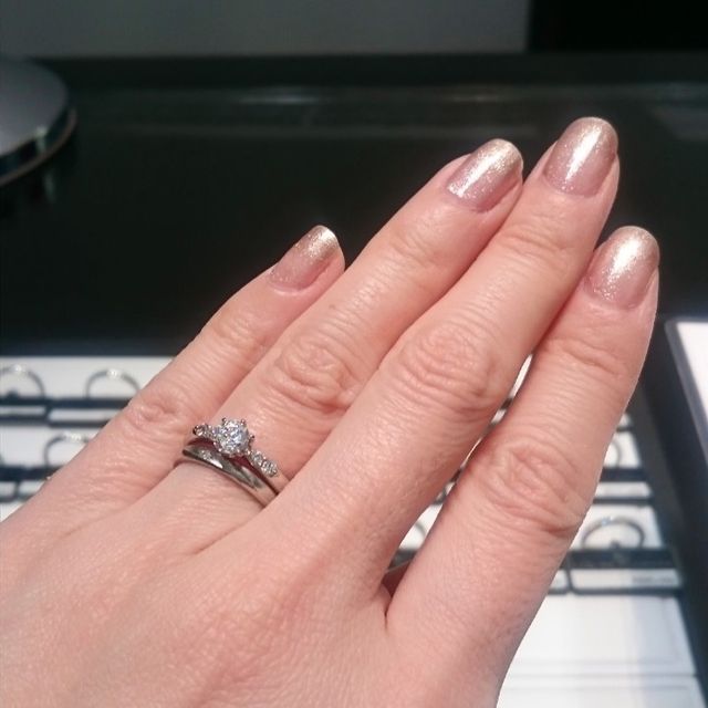 【ラザール ダイヤモンド(LAZARE DIAMOND)の口コミ】 王道のソリティア＋&alpha;なデザインを探していました。
ドリルトンはま…