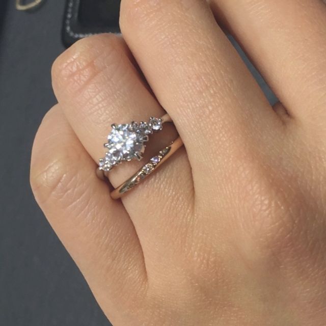 【VENUS TEARS(ヴィーナスティアーズ)の口コミ】 婚約指輪は元々気になっているデザインがあり、それに近いものをというこ…