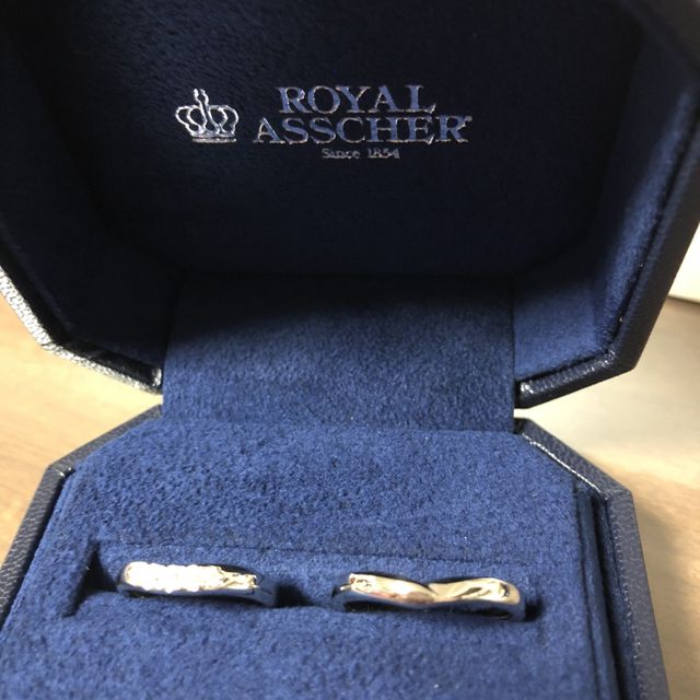 【ROYAL ASSCHER(ロイヤル・アッシャー)の口コミ】 気に入った指環を探すため数件見て回った中で唯一、一目惚れした指環でし…