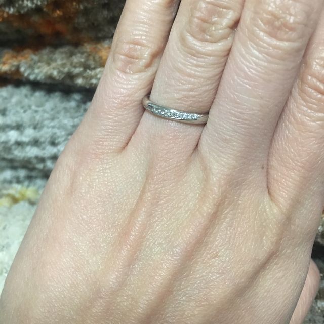 【ラザール ダイヤモンド(LAZARE DIAMOND)の口コミ】 婚約指輪がシンプルな一石のたて爪のものだったので、それに合うような少…