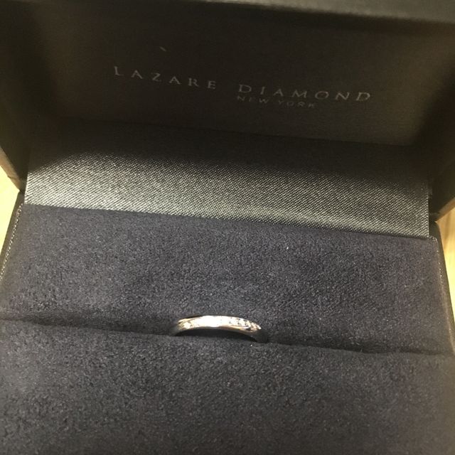 【ラザール ダイヤモンド(LAZARE DIAMOND)の口コミ】 婚約指輪がシンプルな一石のたて爪のものだったので、それに合うような少…