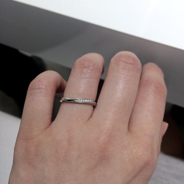 【4℃ BRIDAL(ヨンドシーブライダル)の口コミ】 見た目と、着け心地です。

ストレートのものと迷ったのですが、ウェーブ…