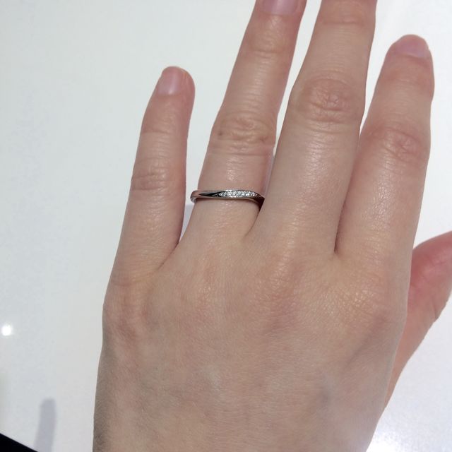 【4℃ BRIDAL(ヨンドシーブライダル)の口コミ】 見た目と、着け心地です。

ストレートのものと迷ったのですが、ウェーブ…