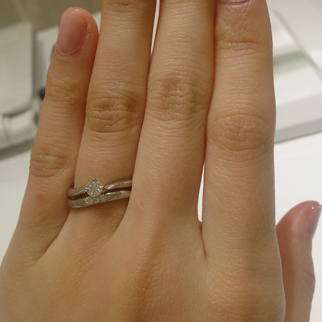 【4℃ BRIDAL(ヨンドシーブライダル)の口コミ】 婚約指輪との重ね付けをすることも考えていたので、ダイヤは控えめなほう…
