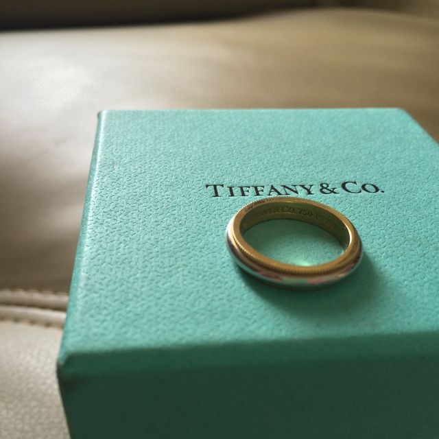 【ティファニー(Tiffany & Co.)の口コミ】 私と主人の指のタイプは全く違いますが、どちらの手にも馴染むペアリング…
