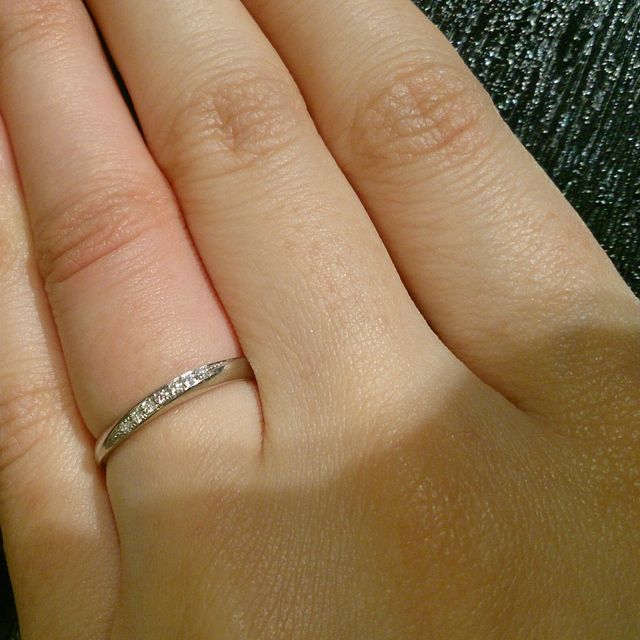 【WEDYの口コミ】 斜めにメレダイヤがたくさん入っているのですが、そこまで主張する感じも…