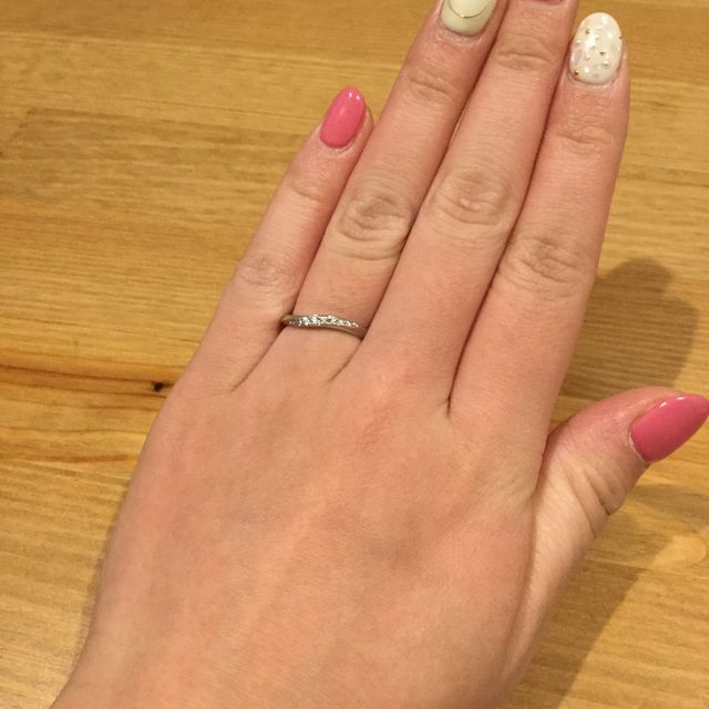【アイプリモ(I-PRIMO)の口コミ】 婚約指輪と一緒につけた時の相性で選びました。セットリング以外の指輪の…