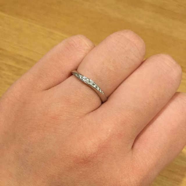 【アイプリモ(I-PRIMO)の口コミ】 婚約指輪と一緒につけた時の相性で選びました。セットリング以外の指輪の…
