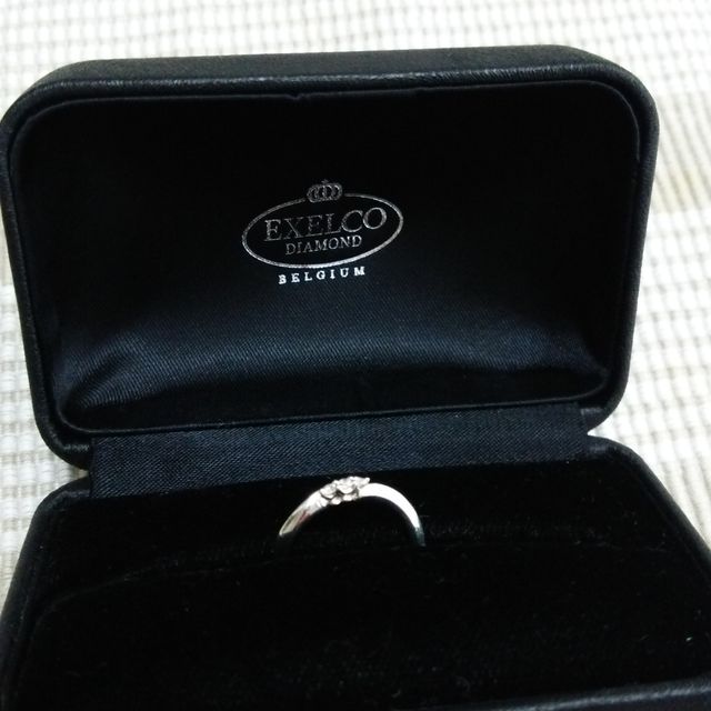 【エクセルコダイヤモンド(EXELCO DIAMOND)の口コミ】 普段からつけていられる様に、シンプルでかつ指が細く見えるようなデザイ…