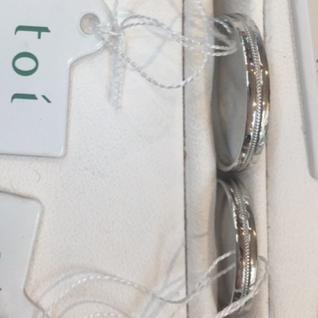 【et toi(エトワ)の口コミ】 シルバーでとてもシンプルですが、指輪の真ん中に一本ラインが入っている…