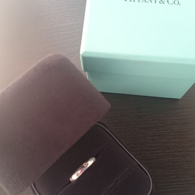 【ティファニー(Tiffany & Co.)の口コミ】 石がついていない指輪はちょっと寂しいと思ったのでダイヤ入りだけを考え…