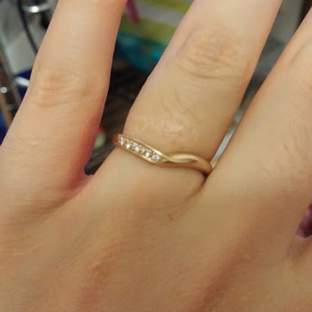 【A・D・A(エー・ディー・エー)の口コミ】 左手薬指にはめてみると、左側にダイヤが並んでいるので見た目がすごくき…