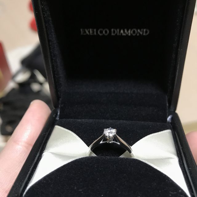 【エクセルコダイヤモンド(EXELCO DIAMOND)の口コミ】 結婚指輪は真上から見ることは少なく、横から見られることが多いとのこと…