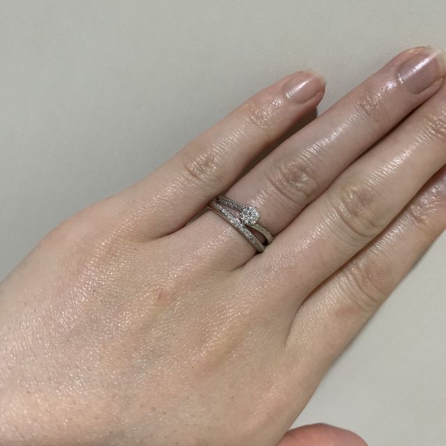 【銀座ダイヤモンドシライシの口コミ】 シンプルなデザインが好きなのでどちらも細めのアームにしましたが、婚約…