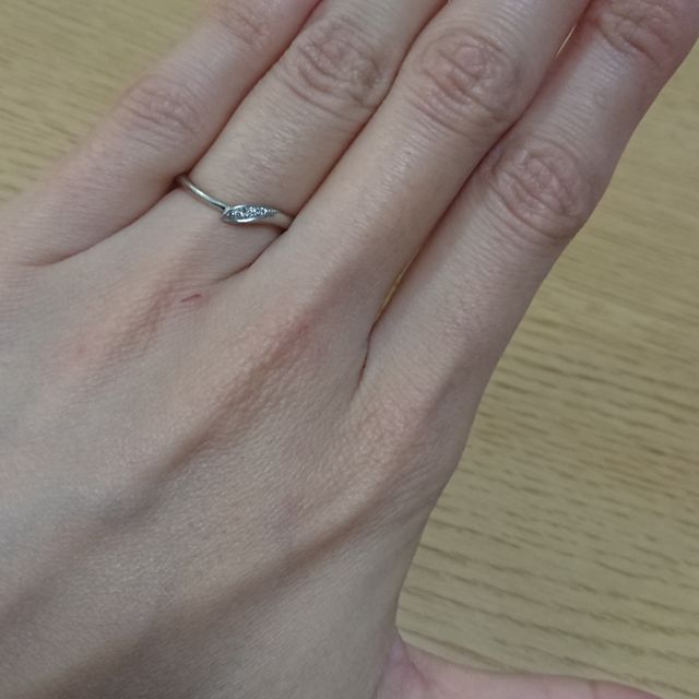 【CUKE(クーキ)の口コミ】 指が細く長く見える華奢なタイプの指輪が希望だったので、細めの指輪でV字…