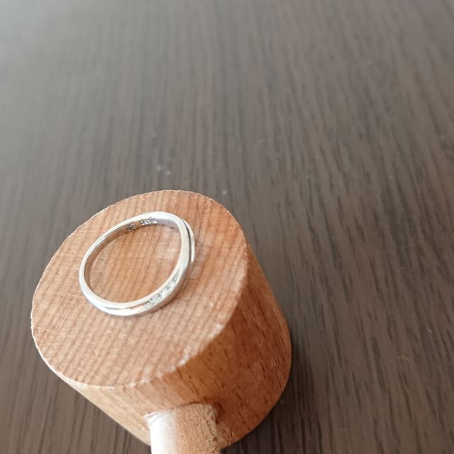 【モニッケンダム(MONNICKENDAM)の口コミ】 ダイヤのグレードを選択できるところ！
これが指輪選びのキモでした。
グ…