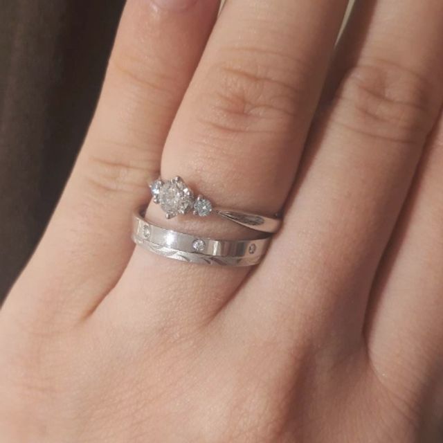 【CHARMY(チャーミー)の口コミ】 婚約指輪は比較的スタンダードなデザインですが、両側のダイヤがブルーダ…