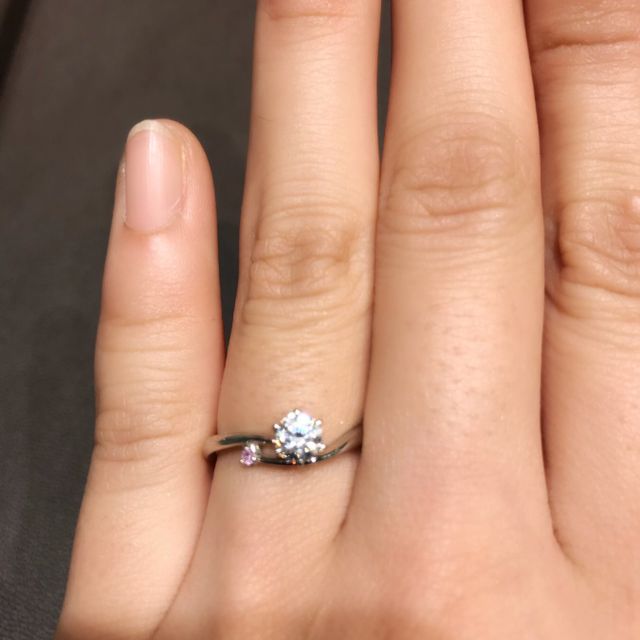 【アイプリモ(I-PRIMO)の口コミ】 ピンクダイヤがついており、その分お値段が上がり、ダイヤのカラットを下…