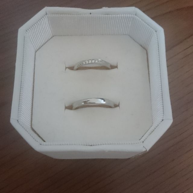 【4℃ BRIDAL(ヨンドシーブライダル)の口コミ】 シンプルでありながら、ちょっとオシャレなものを探しておりました。
男性…