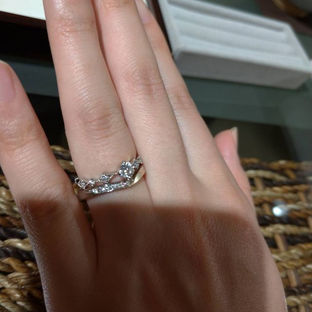 【杢目金屋(もくめがねや)の口コミ】 特徴的なデザインでかわいい！
テーブルにおすすめの指輪を持ってきてくれ…